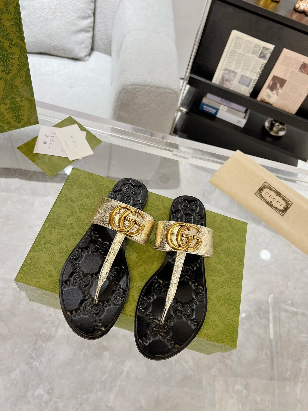 Men and Women Slippers B89550