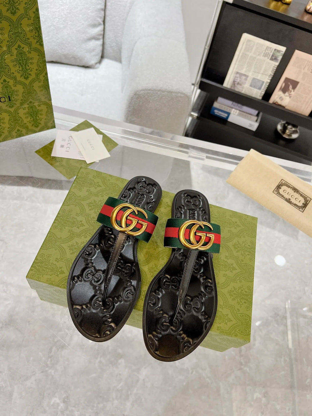 Men and Women Slippers B89550