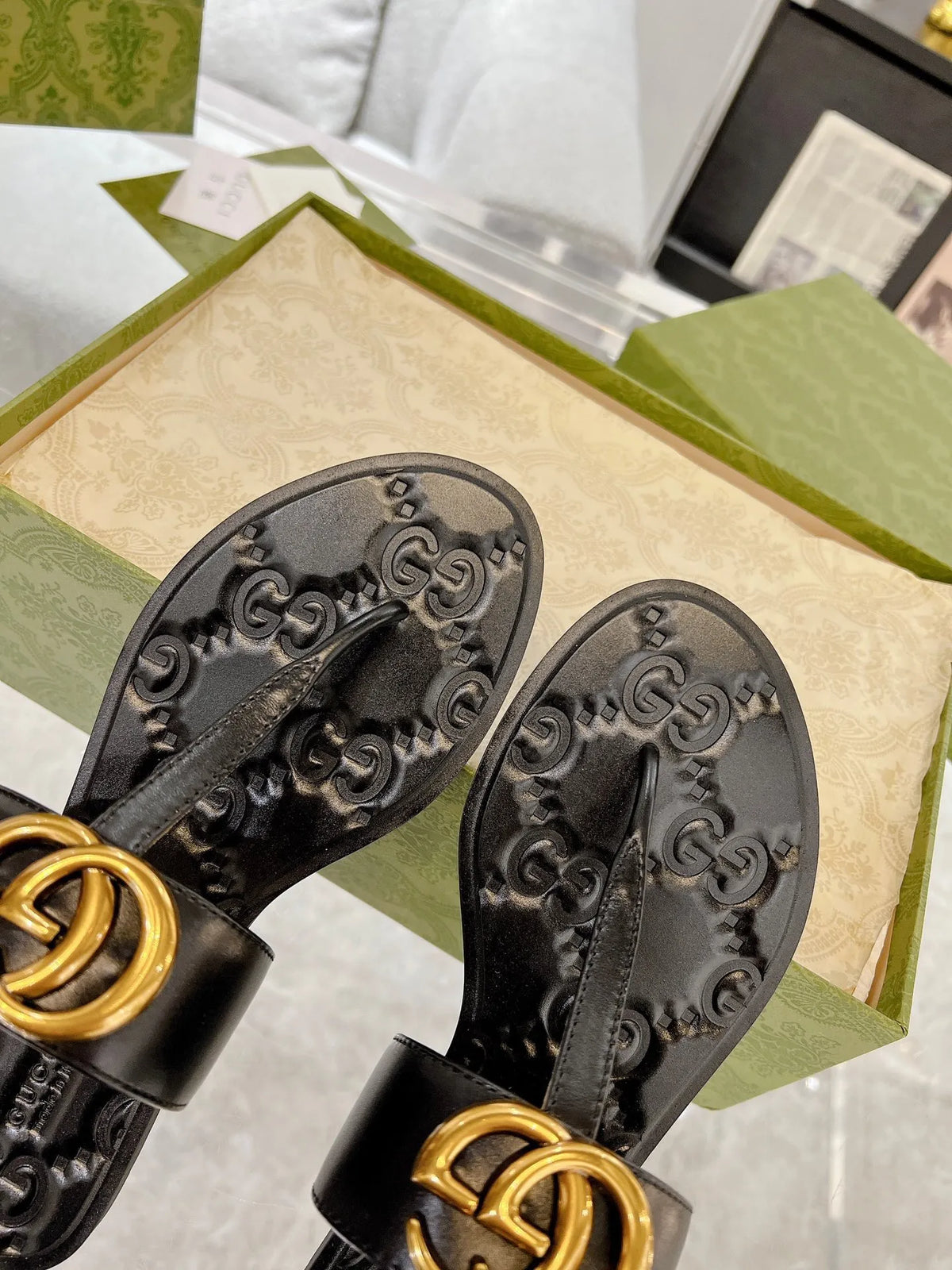 Men and Women Slippers B89550